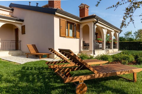 Property building, Patio, Facade/entrance, Garden