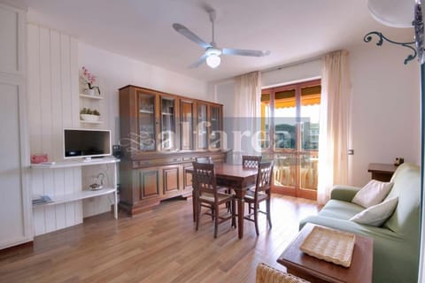 TV and multimedia, Living room, Seating area, Dining area, fireplace