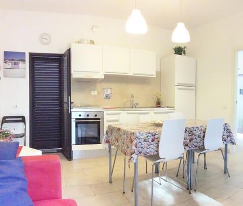 Kitchen or kitchenette, Living room, Seating area, Dining area, oven, stove