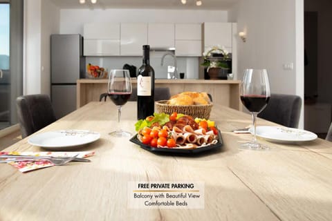 Kitchen or kitchenette, Dining area, Food, Lunch, Dinner, Drinks, Alcoholic drinks