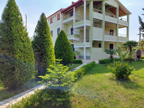 Property building, Garden, Garden view, Garden view
