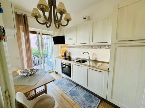 Kitchen or kitchenette, dishwasher, stove