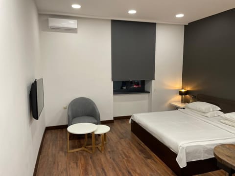 Communal lounge/ TV room, Bed, TV and multimedia, Photo of the whole room, Seating area, Bedroom, air conditioner