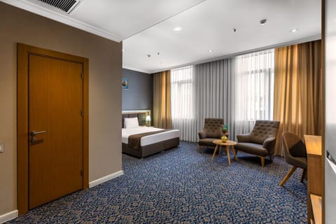 Bed, Photo of the whole room, Seating area