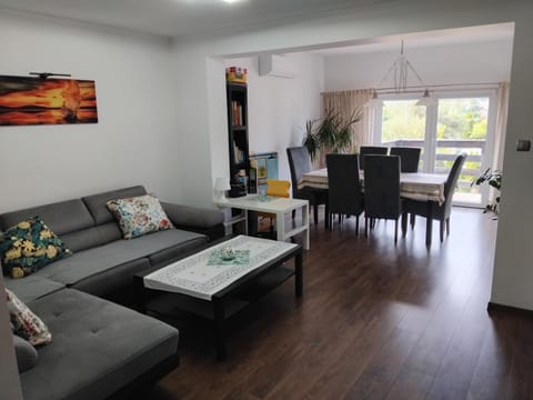 TV and multimedia, Living room, Seating area, Dining area, Bedroom