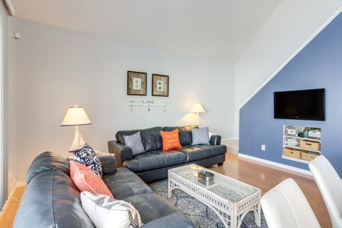 Family-Friendly Port Clinton Home with Private Deck House in Port Clinton