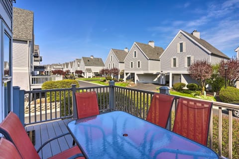 Family-Friendly Port Clinton Home with Private Deck House in Port Clinton