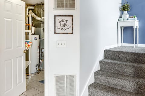 Family-Friendly Port Clinton Home with Private Deck House in Port Clinton