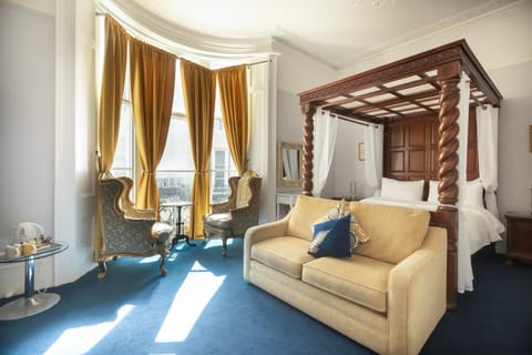 Bed, Photo of the whole room, Seating area, Bedroom