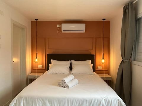 Bed, Bedroom, towels, air conditioner