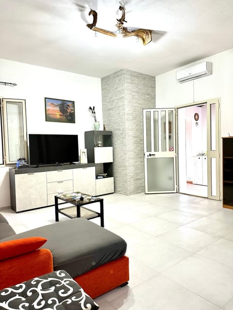TV and multimedia, Living room, Seating area, air conditioner