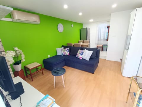 Property building, TV and multimedia, Living room, locker