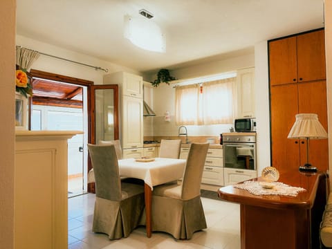 Kitchen or kitchenette, Living room, Dining area, minibar, pet friendly, stove