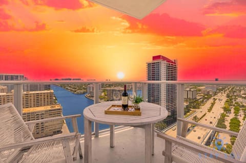 Luxury 3 Br - Corner Balcony - Panoramic View - Pools House in Hollywood Beach