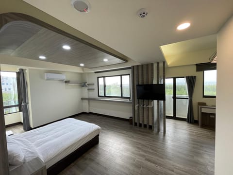 Bed, TV and multimedia, Bedroom