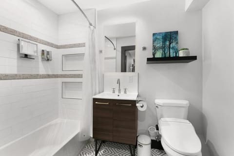 Shower, Toilet, Bathroom, Bath, bidet, towels