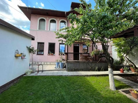 Property building, Spring, Day, Garden, Garden view