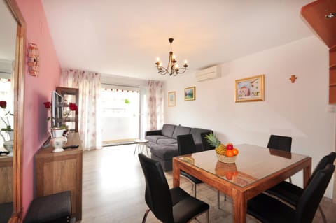 TV and multimedia, Balcony/Terrace, Living room, locker, air conditioner