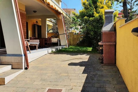Patio, Facade/entrance