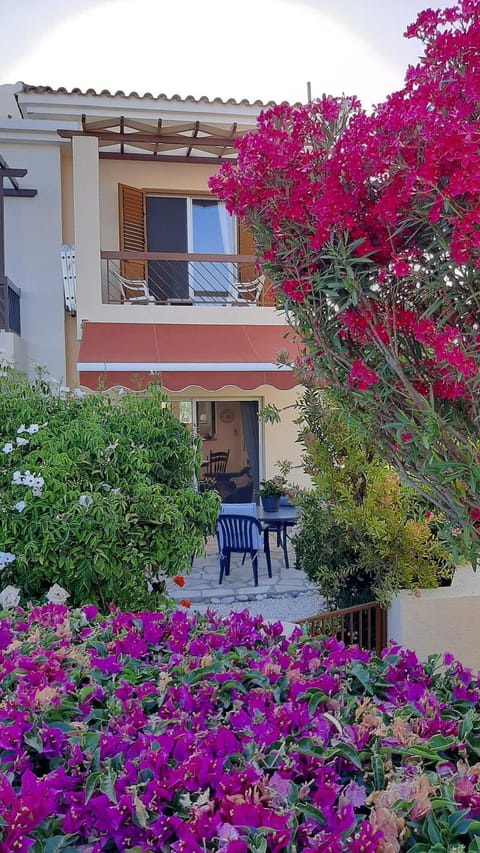 Property building, Patio, Garden, Balcony/Terrace, Dining area, Garden view