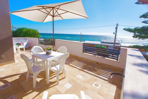 Natural landscape, View (from property/room), Balcony/Terrace, Dining area, Sea view