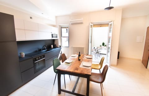 Dining area, kitchen