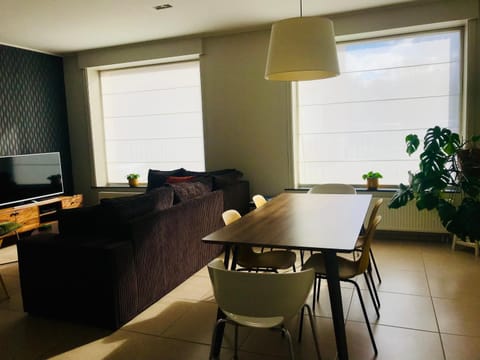 TV and multimedia, Living room, Seating area, Dining area