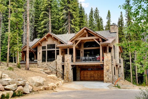 Property building, Facade/entrance, Natural landscape, Parking