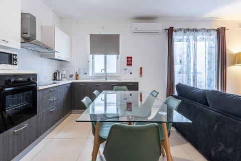 Coffee/tea facilities, microwave, oven, stove, kitchen, air conditioner