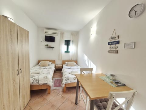 Bed, Kitchen or kitchenette, Photo of the whole room, air conditioner