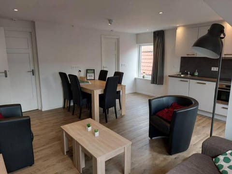 Kitchen or kitchenette, Living room, Seating area, Dining area, stove