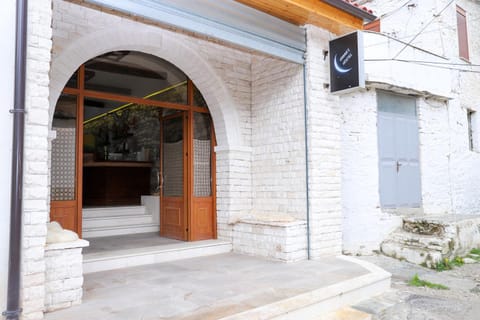 Property building, Facade/entrance, Day