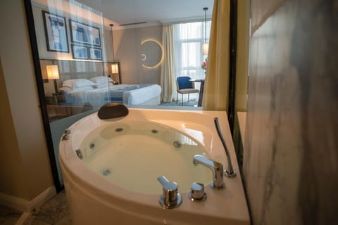 Hot Tub, Bath