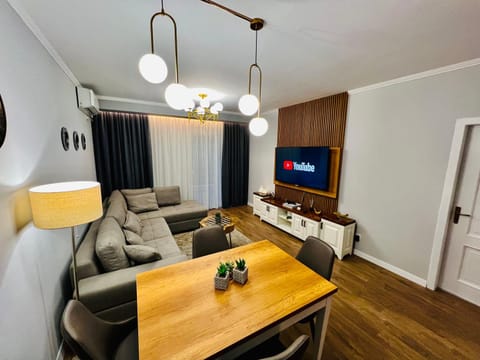 Communal lounge/ TV room, TV and multimedia, Living room, Seating area, Dining area