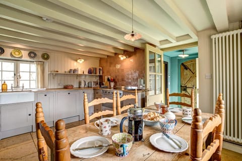 Coffee/tea facilities, Kitchen or kitchenette, Seating area, Dining area, stove