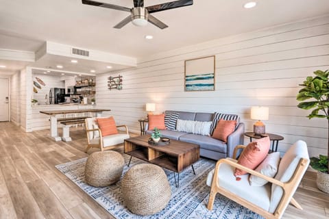 Chic Fort Walton Condo about 2 Blocks to Beach! Apartment in Okaloosa Island