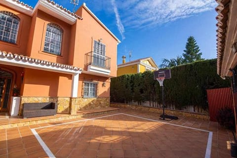 lujosa villa en Alhaurin de la Torre 7 dormitorios Villa in Alhaurín de la Torre