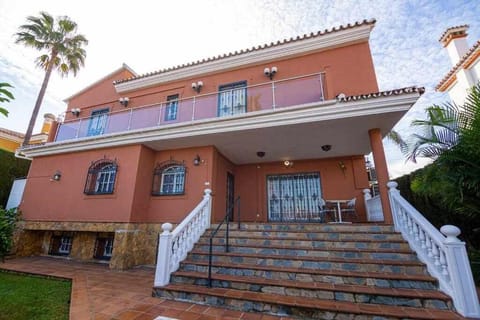 lujosa villa en Alhaurin de la Torre 7 dormitorios Villa in Alhaurín de la Torre