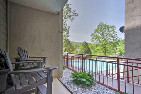 Walk Dtwn! Stylish Condo with King Bed, Pool and Patio Apartment in Gatlinburg