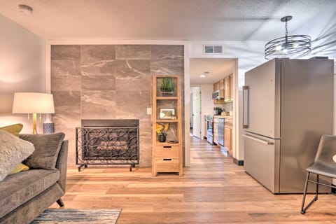 Walk Dtwn! Stylish Condo with King Bed, Pool and Patio Apartment in Gatlinburg