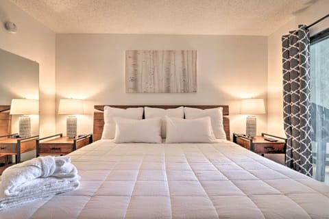 Walk Dtwn! Stylish Condo with King Bed, Pool and Patio Apartment in Gatlinburg