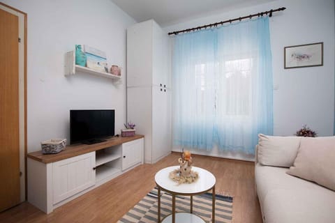 Summer, TV and multimedia, Living room, Seating area