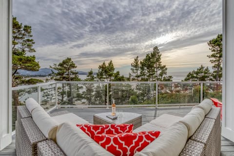 Panoramic Point House in Lincoln City