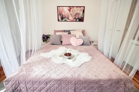 Bed, Photo of the whole room, Seating area, Bedroom