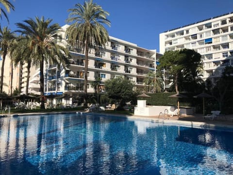 Property building, Swimming pool, sunbed