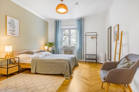 Bed, Seating area, Bedroom