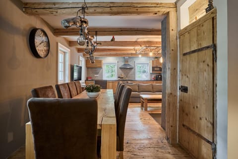 TV and multimedia, Kitchen or kitchenette, Living room, Seating area, Dining area