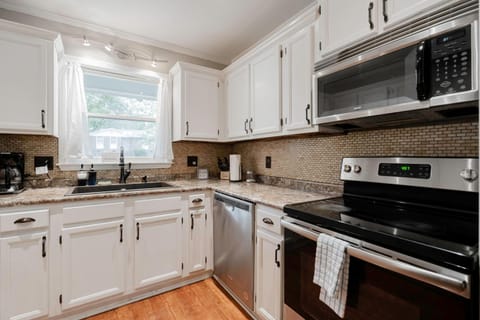 Dutch Creek Cottage- 10 mins to Lake Murray! House in Irmo