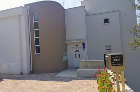 Property building, Facade/entrance