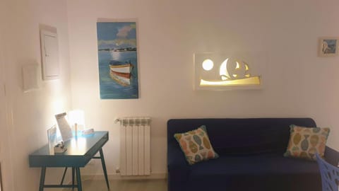 Living room, Seating area, internet